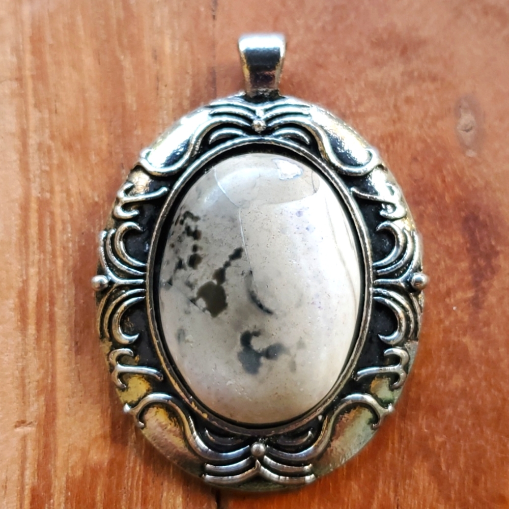 New White Agate Silver Plated Pendant.